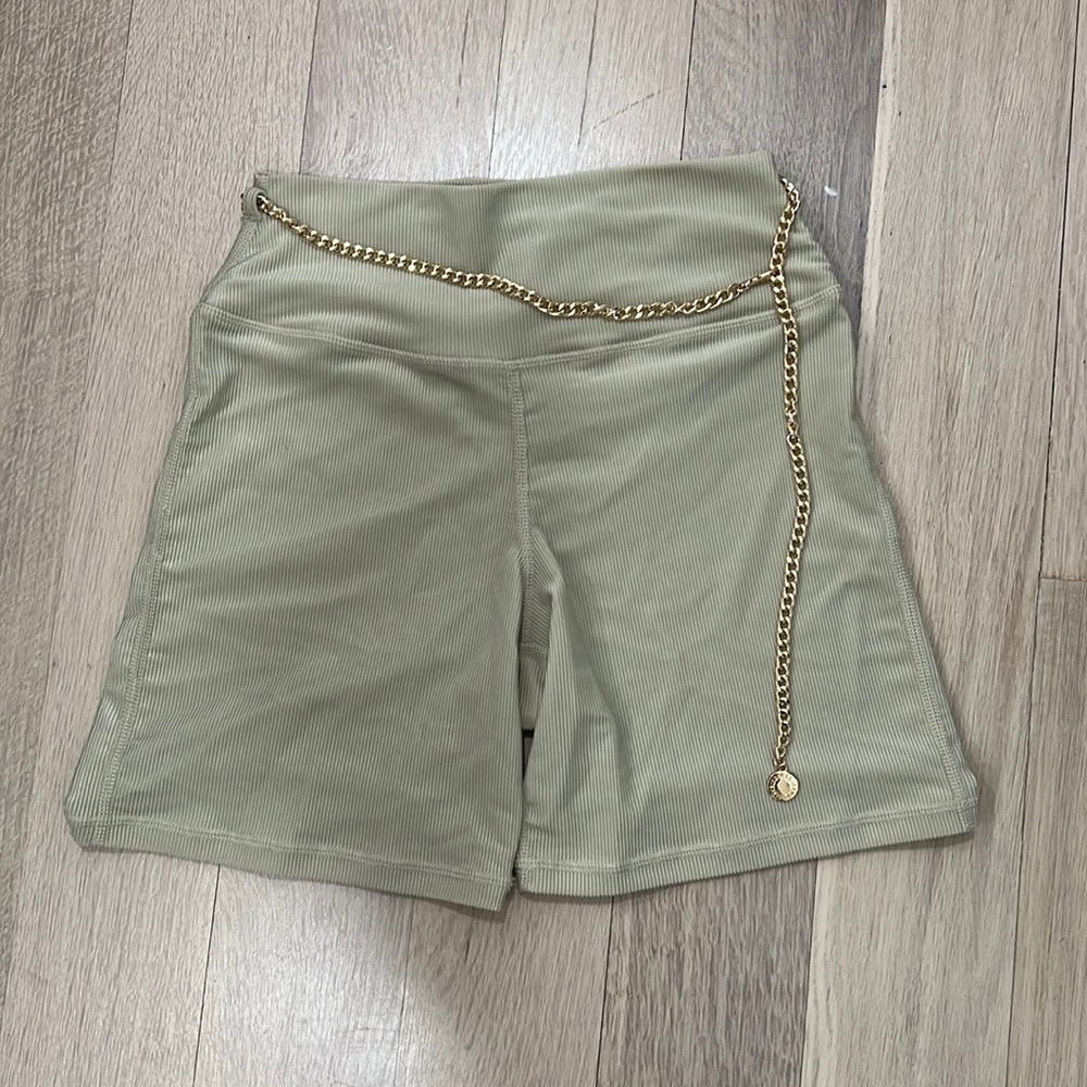 Ribbed biker shorts with gold chain